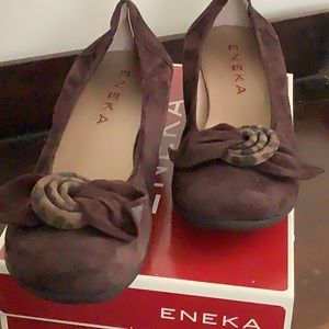 Eneka dark brown suede shoes.  Size 7.  Gorgeous!